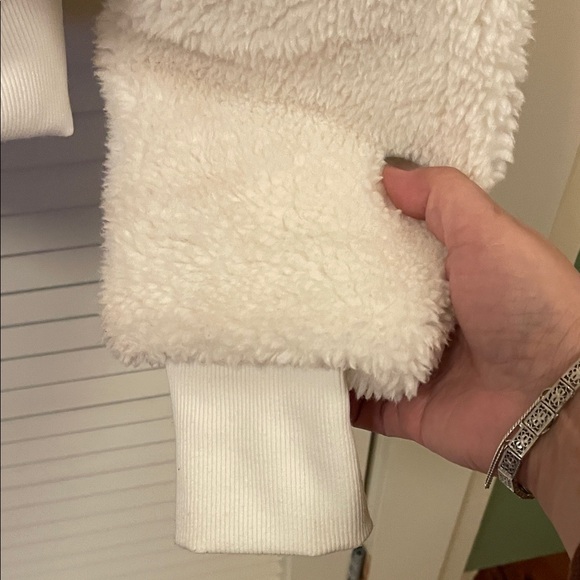 ALO Yoga Foxy Sherpa Jacket - Picture 8 of 11